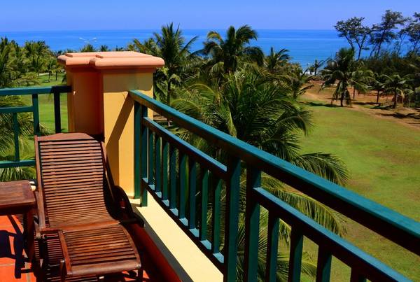 Ban công ngập nắng với tầm nhìn biển tại Khu nghỉ dưỡng Pandanus