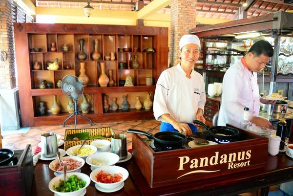 Các đầu bếp đang chế biến món ăn