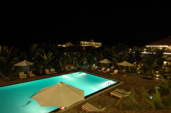 Hồ bơi lung linh vào ban đêm từ phòng Superior Pool View