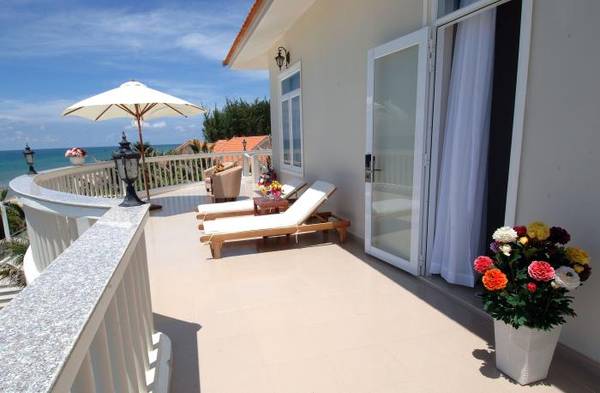 Ban công ngập nắng của phòng Superior Pool View