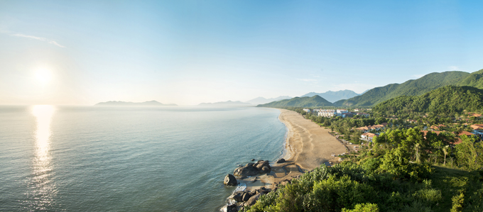 Lăng Cô nằm cách Huế gần 70 km, được công nhận là một trong những vịnh đẹp trên thế giới. Khu nghỉ dưỡng phức hợp Laguna nằm kề bên vịnh Lăng Cô, được bao bọc bởi dải bờ biển dài 3 km.