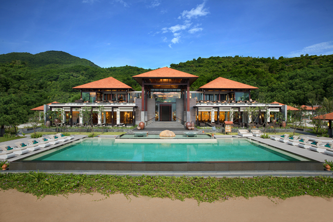 Sàn diễn thời trang của show Đỗ Mạnh Cường được xây dựng theo kiến trúc hiện đại, Tây phương nhưng vẫn giữ được hồn Việt, văn hoá của người Việt.