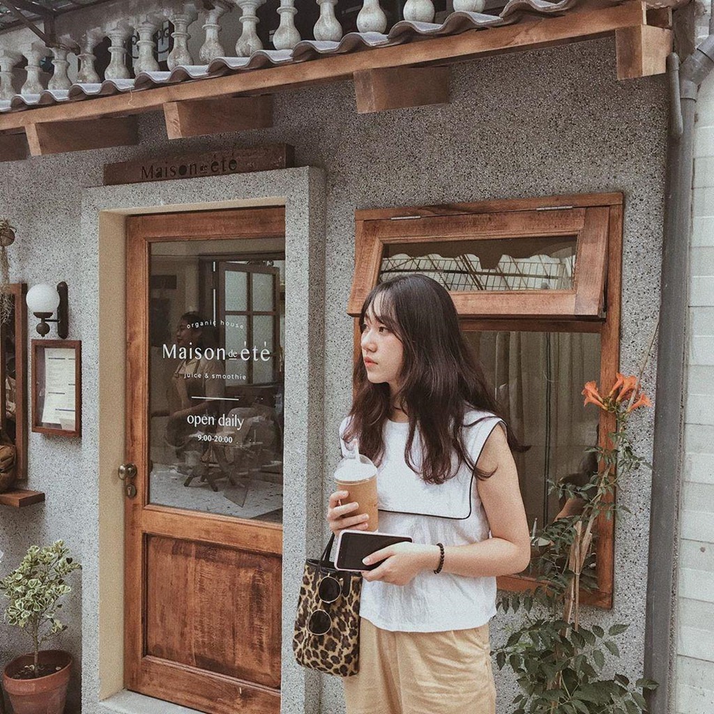 Không gian bên trong khu Block D6 với các cửa hàng nhỏ xinh xếp sát nhau