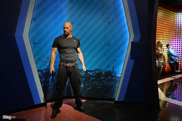 Tài tử Dwayne Johnson nổi tiếng với biệt danh “The Rock”, là con trai của Rocky Johnson, vô địch đô vật người Mỹ gốc Phi đầu tiên. Ông nội của anh là tù trưởng Peter Maivia, người Samoa đầu tiên chơi đô vật. Những bộ phim nổi tiếng của "The Rock" là bom tấn Xác ướp Ai Cập trở lại và Vua bọ cạp.