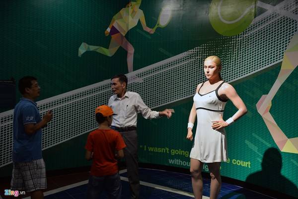 Nữ hoàng quần vợt người Nga, Maria Sharapova. Cô nổi tiếng từ năm 2004, sau khi trở thành người thứ ba trẻ nhất trong lịch sử giành chức vô địch Wimbledon (Anh) đơn nữ.