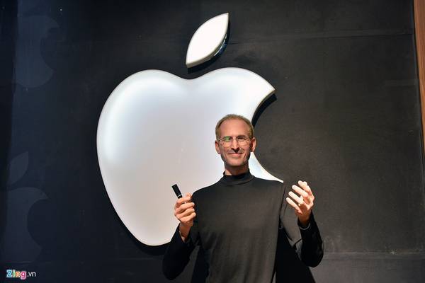 Steve Jobs, doanh nhân và nhà sáng chế người Mỹ. Ông là đồng sáng lập viên, chủ tịch, và là cựu tổng giám đốc điều hành của hãng Apple, là một trong những người có ảnh hưởng lớn nhất ở ngành công nghiệp vi tính.