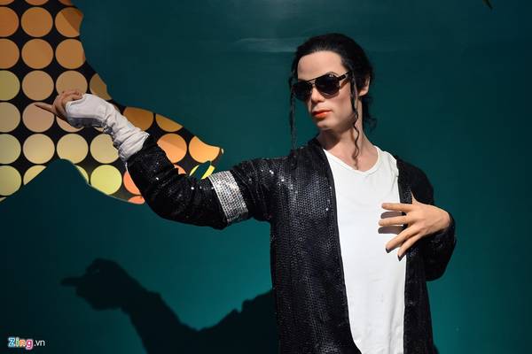 Ngôi sao nhạc pop Michael Jackson với phong cách thời trang và hình dáng y hệt trên sân khấu khi anh còn sống.