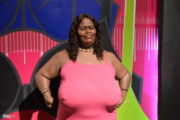 Tượng sáp người phụ nữ có bộ ngực tự nhiên to nhất thế giới - chị Norma Stitz, (người Mỹ, sinh năm 1959, số đo vòng một 177,8 cm).