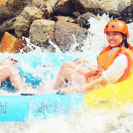 Tắm hồ tại khu trượt thác Hòa Phú Thành