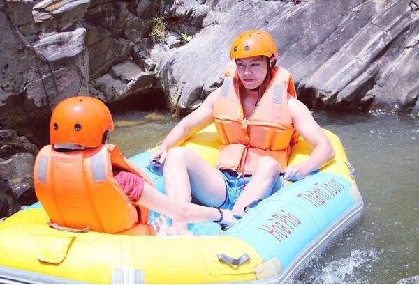 Biểu cảm sau khi trượt thác Hòa Phú Thành