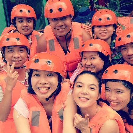 Du khách vui vẻ tại khu trượt thác Hòa Phú Thành