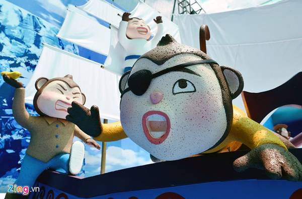 Những chú khỉ cầm chuối tại khu vui chơi Monkylywood