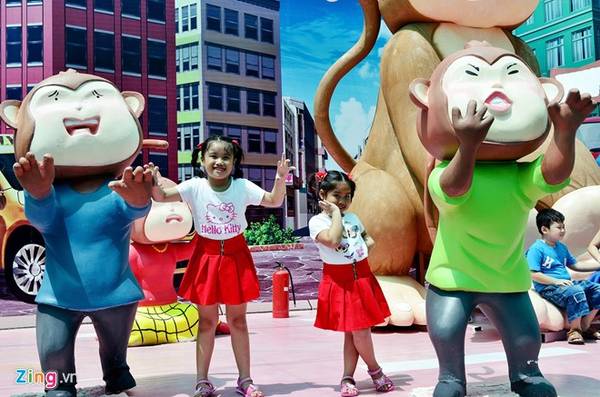 Gia đình tạo dáng tại các bối cảnh Monkylywood