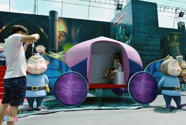 Xe đưa nàng Lọ Lem tại Monkylywood