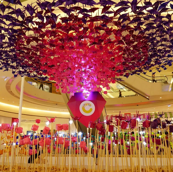 Khu vườn hạc giấy Crescent Mall về đêm lung linh