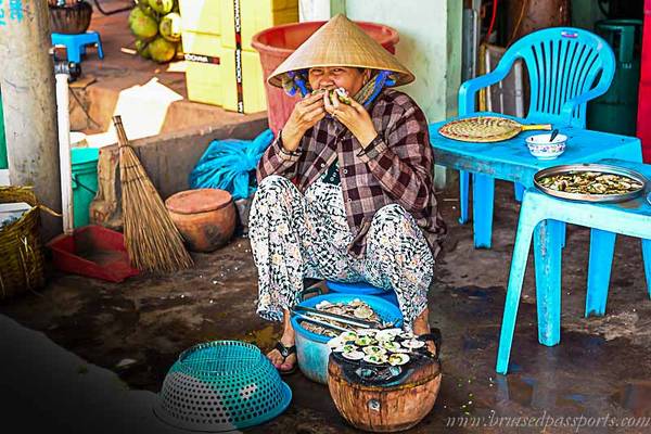 Bạn có thể thưởng thức những món hải sản tươi ngon đã được chế biến ngay khu vực đối diện làng chài.