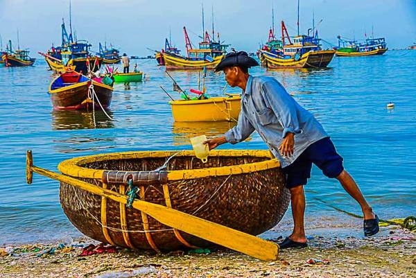 Sau khi bán xong các loại hải sản thì ngư dân lại tất bật chuẩn bị cho chuyến biển hôm sau.