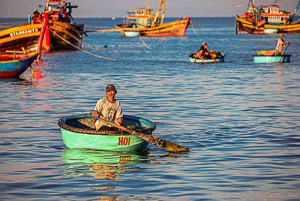 Nét mệt mỏi hiện lên trên khuôn mặt của ngư dân sau một chuyến biển đêm.