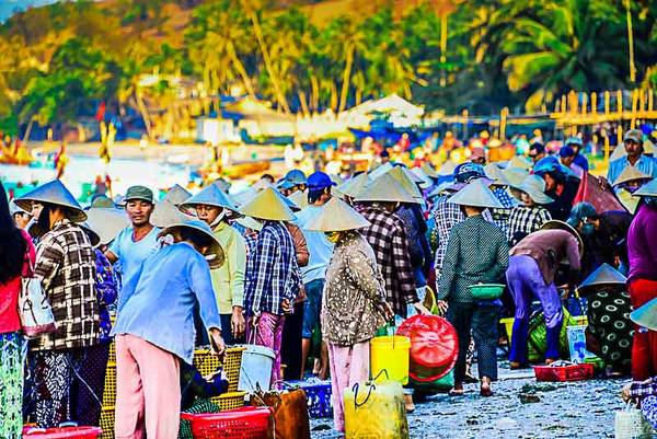 Những người phụ nữ đang đợi chồng với chiếc thuyền đong đầy tôm, cá, cua, ghẹ,...