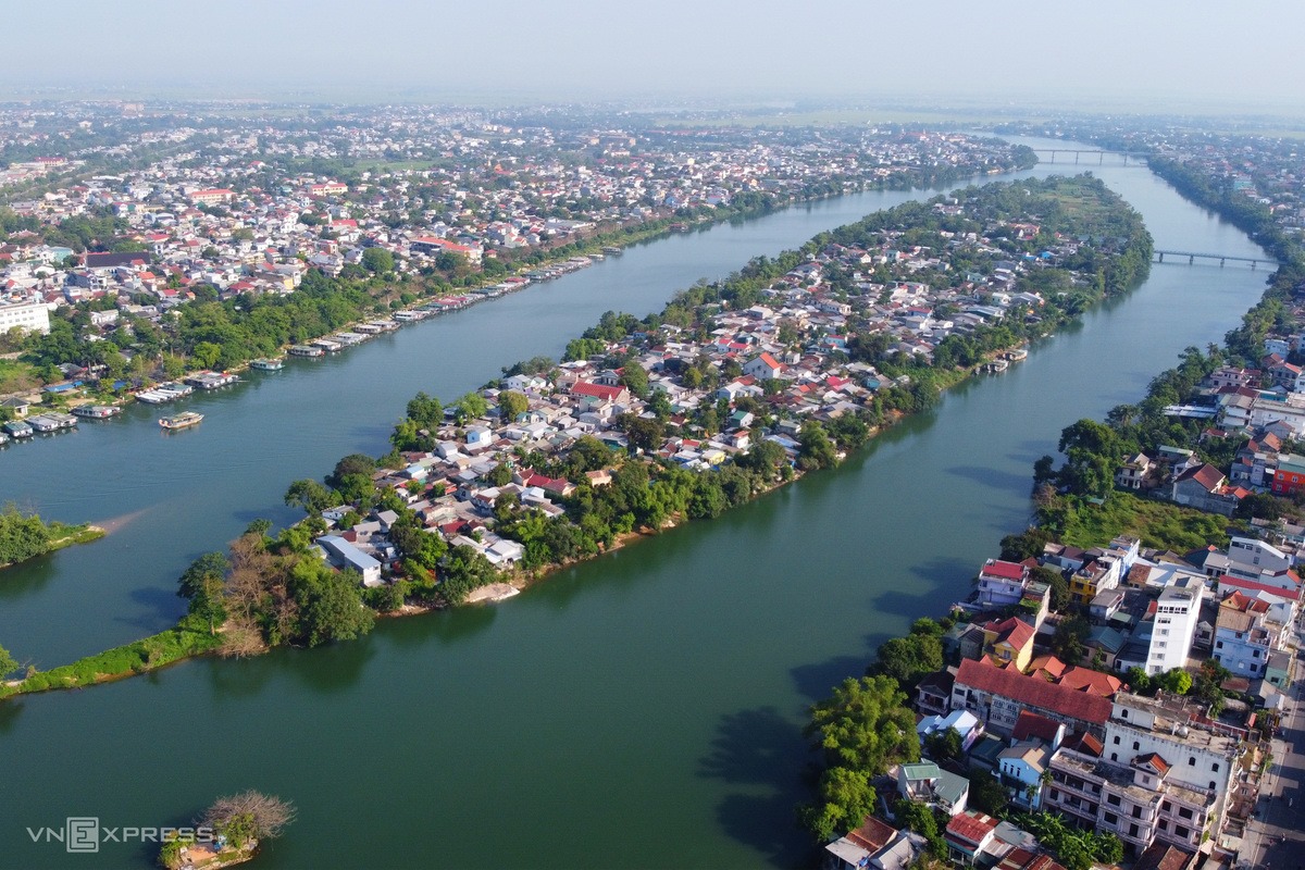 Khung cảnh Cồn Hến trên sông Hương thơ mộng