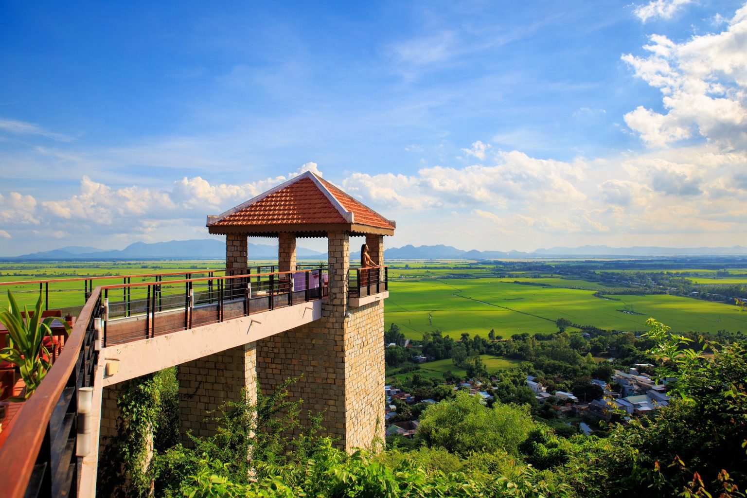 Lầu vọng cảnh Victoria Núi Sam Lodge