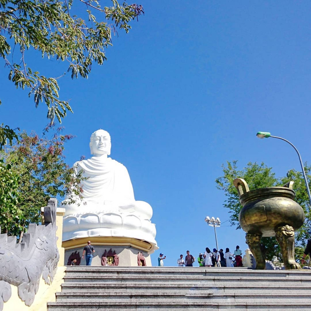 Tượng Phật trắng chùa Long Sơn