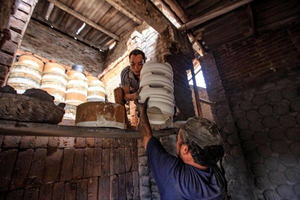 Cận cảnh quy trình làm gốm và nung gốm thủ công tại Kim Lan