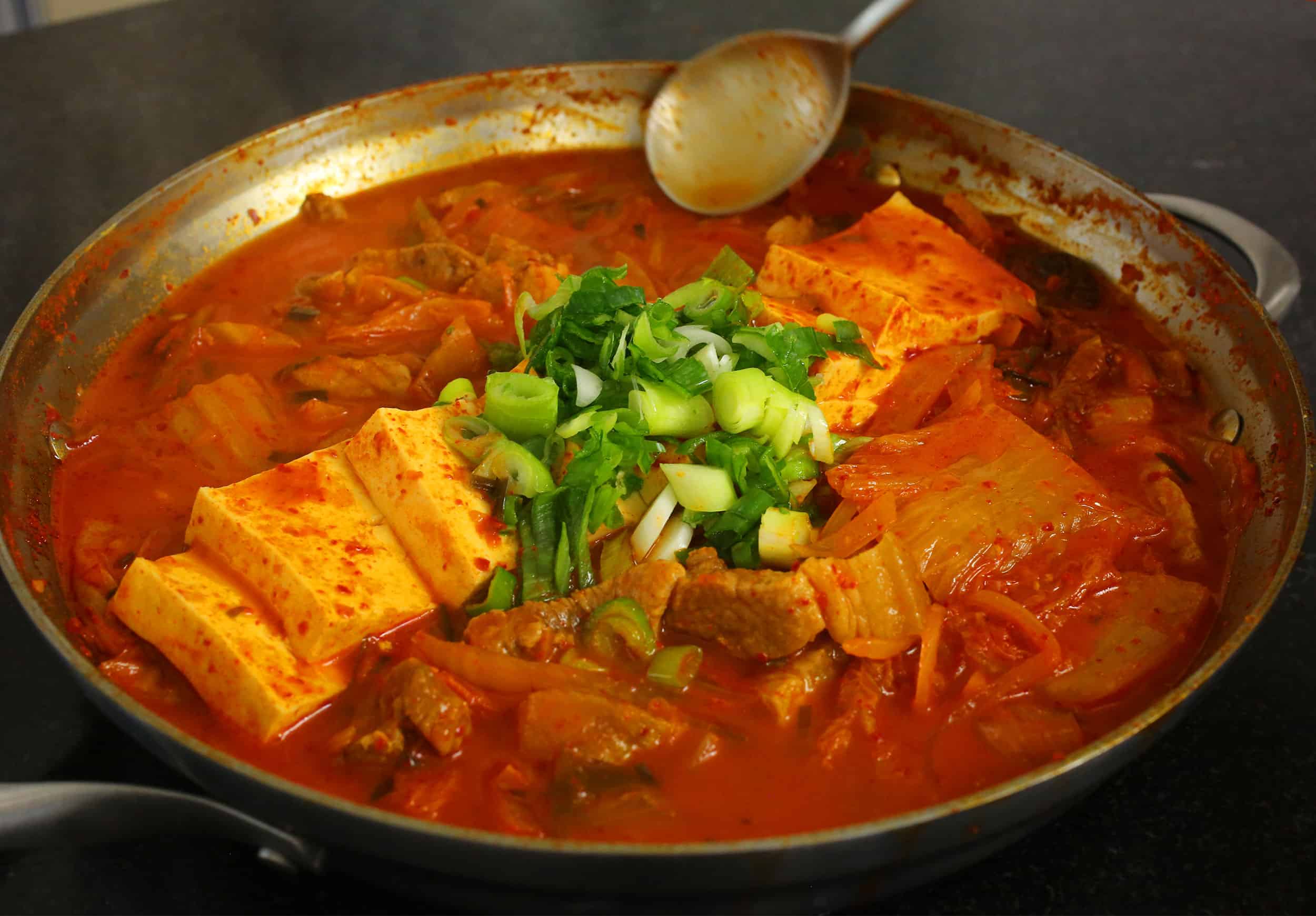 Kimchi-jjigae món ăn cay Hàn Quốc