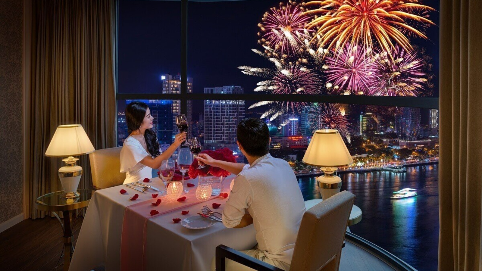 Kinh nghiệm đi Lễ hội pháo hoa Đà Nẵng đặt khách sạn ven sông