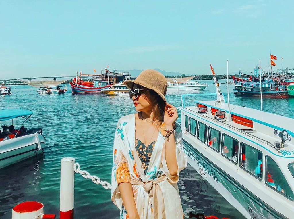 Cano là phương tiện phổ biến được giới trẻ ưa thích khi du lịch Cù Lao Chàm
