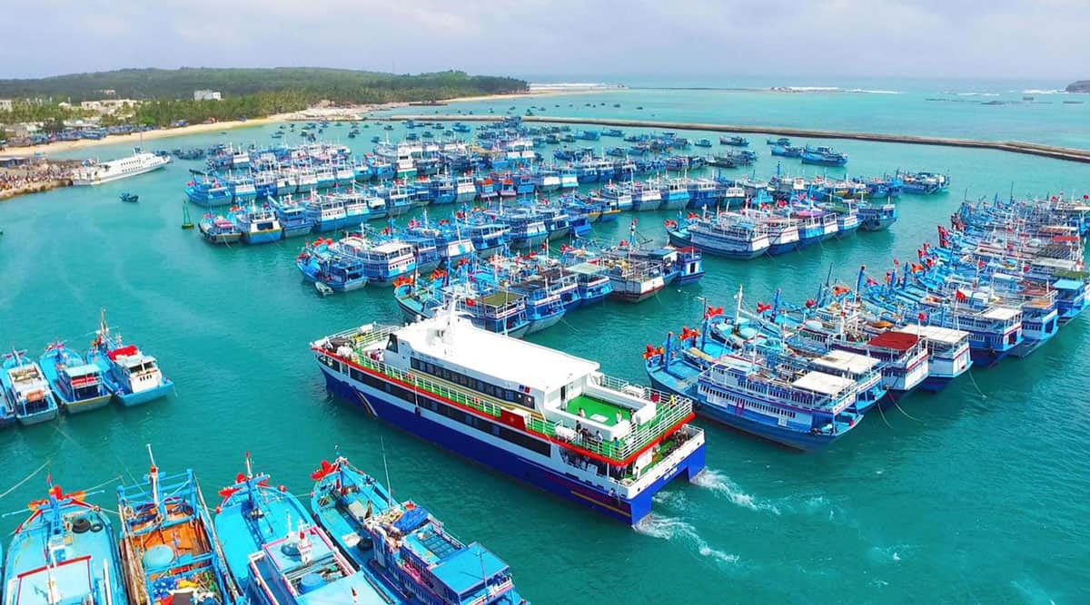 Tàu cao tốc đưa khách du lịch đảo Phú Quý từ Phan Thiết