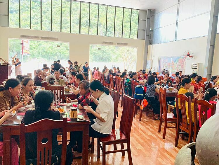Không gian nhà hàng Tam Chúc gần chùa Tam Chúc.