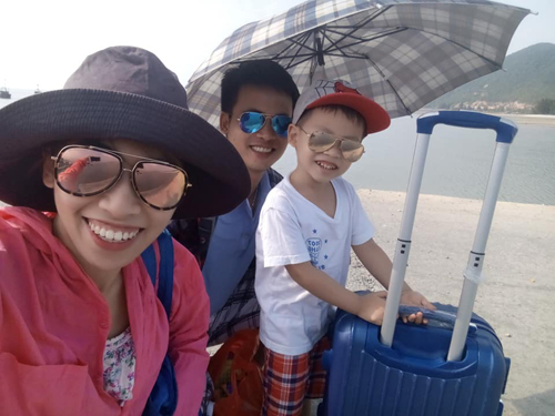Cả nhà hào hứng với hành trình đi chơi đảo Quan Lạn
