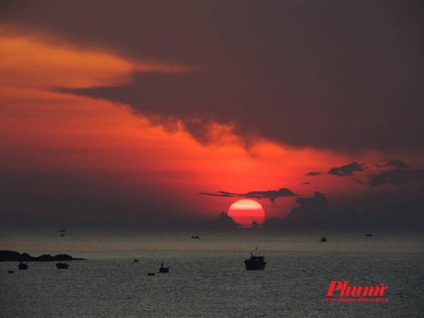 Góc ngắm bình minh Nha Trang từ cầu Trần Phú
