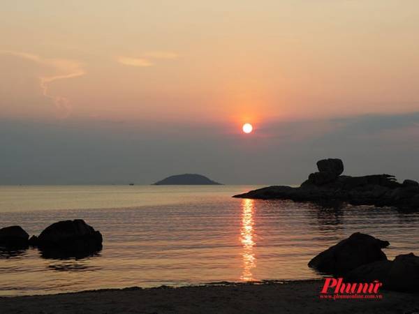 Ngắm bình minh Nha Trang tại danh thắng Hòn Chồng