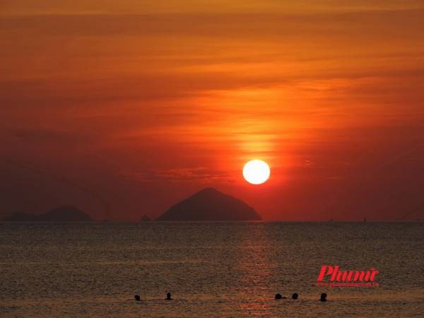 Bình minh Nha Trang rực rỡ trên biển