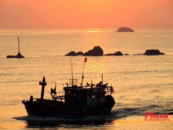 Bình minh Nha Trang nhộn nhịp cảnh thuyền về