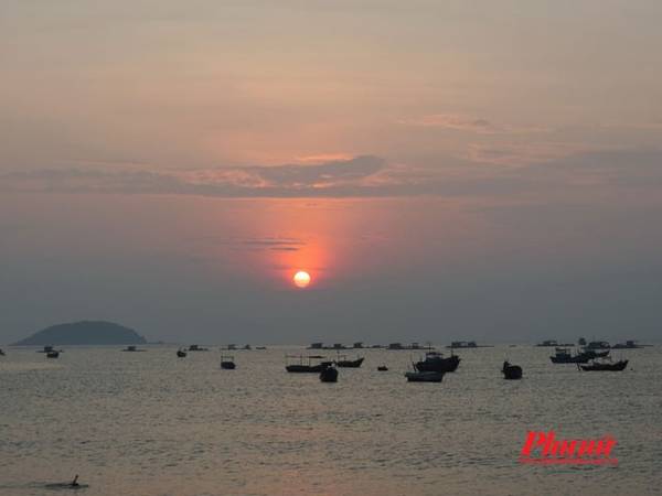 Nắng sớm trải dài trên bãi biển Nha Trang