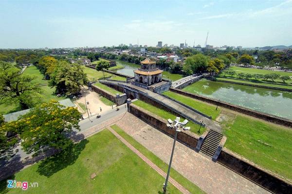 Cổng thành hai bên Kinh Thành Huế