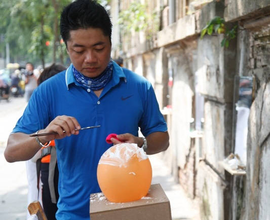 Thợ cạo bóng bay đường phố