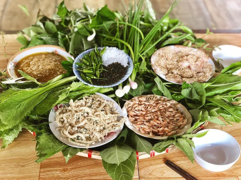 Mâm gỏi lá Kon Tum với hơn 30 loại lá rừng