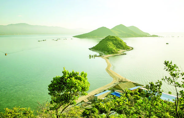 Con đường cát trên biển nối liền hòn Giữa và hòn Đuốc (đảo Phật nằm) nhìn từ trên cao - Ảnh: TIẾN THÀNH