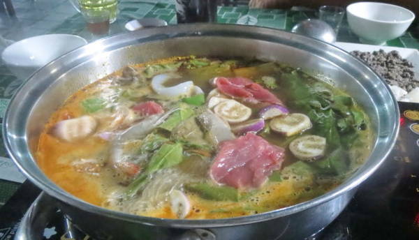 Lá bép Tây Nguyên nấu lẩu với tôm thịt mực