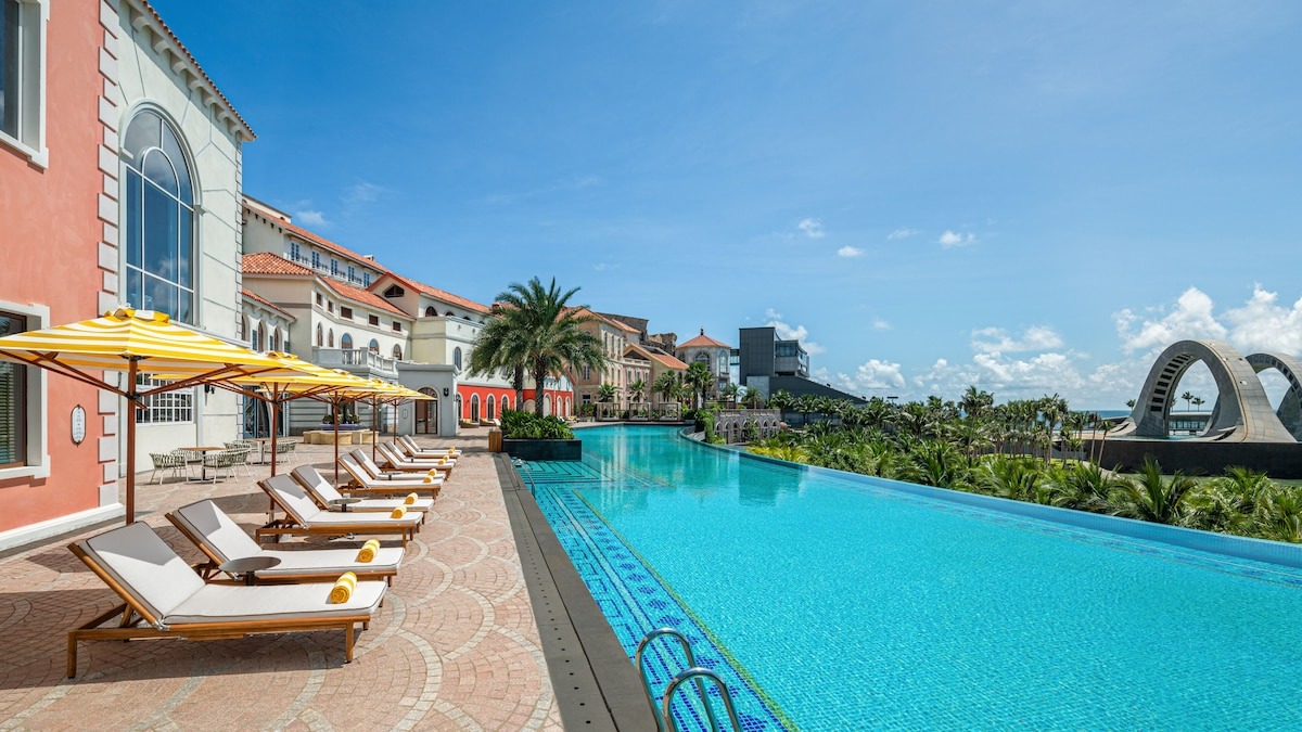 Hồ bơi vô cực view biển tại La Festa Phu Quoc