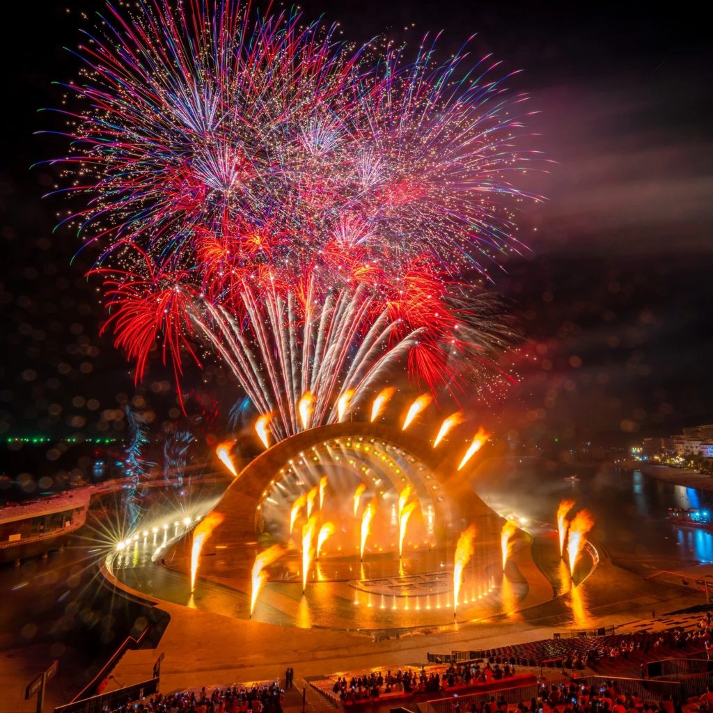 Show diễn Kiss of the Sea tại thị trấn Hoàng Hôn