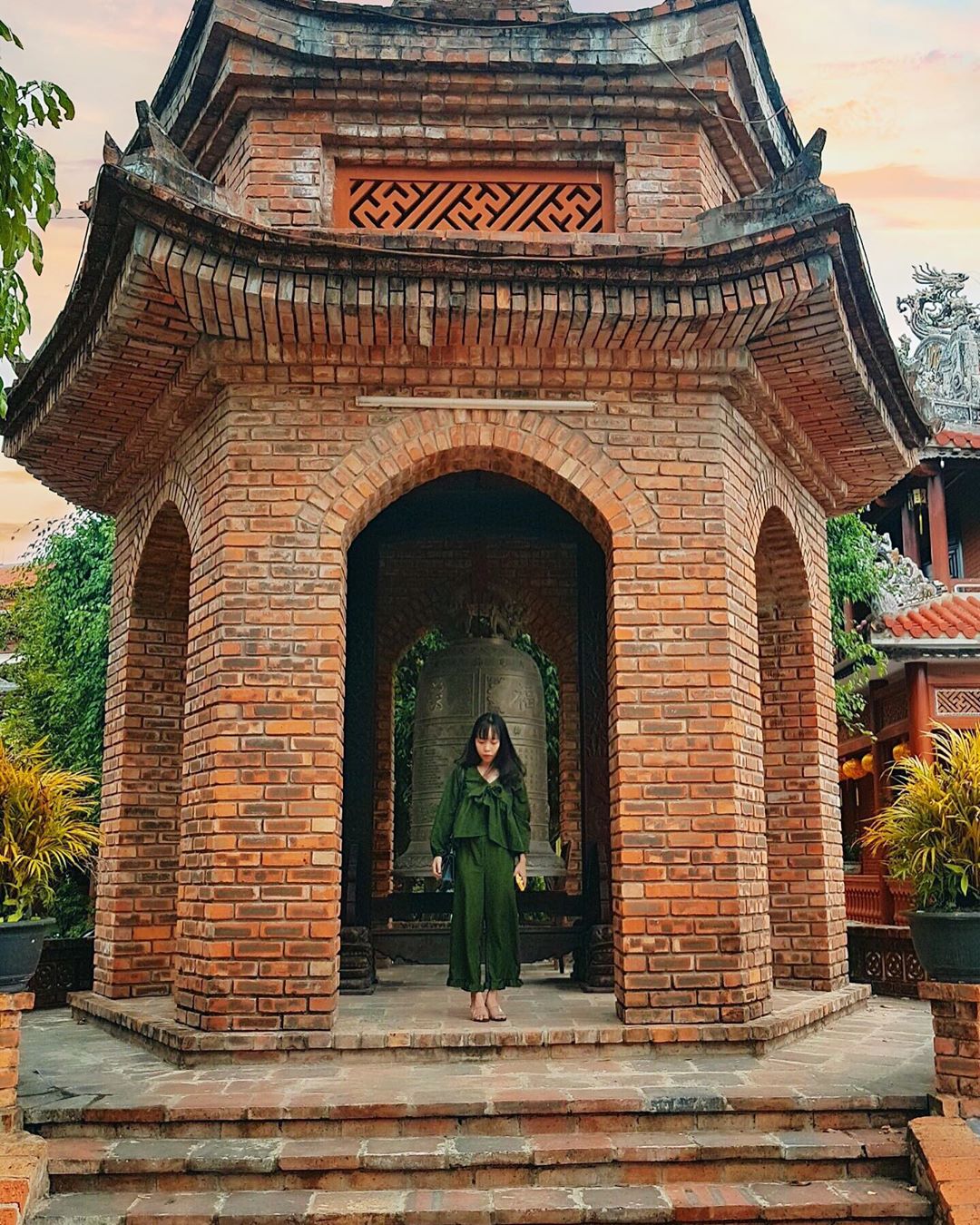 Toàn cảnh bảo tháp trắng mang kiến trúc Thái Lan tại chùa Thiền Lâm