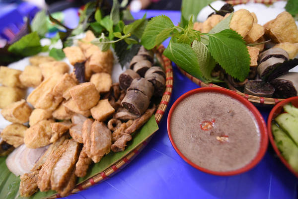 Mắm tôm là linh hồn của bún đậu hành phi