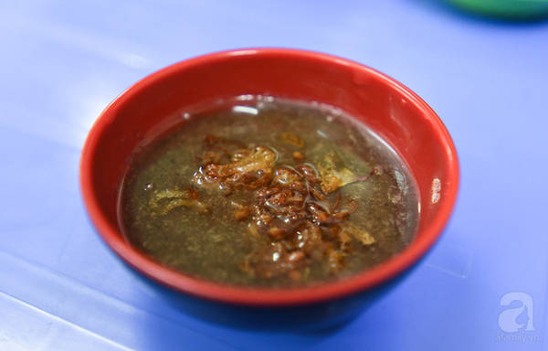 Mắm tôm có thêm hành phi trong bún đậu hành phi