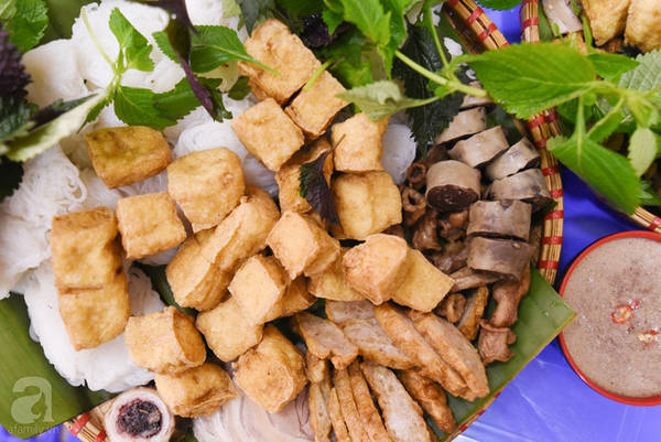 Quán nằm trong nột con ngõ ở phố Hoàng Cầu, có cả không gian trong nhà và vỉa hè. Quán bán cả trưa, cả chiều, từ 10h30 đến 14h và từ 17h đến 21h.