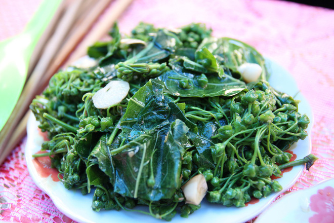 Lá ngón xào tỏi đặc sản Lai Châu